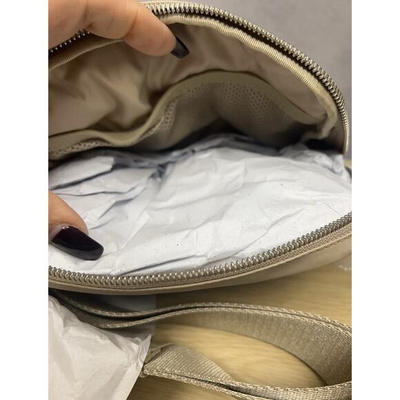 Lululemon Everywhere Belt Bag Trench/White Opal 1L (New With Tags NWT Authentic - Picture 9 of 10